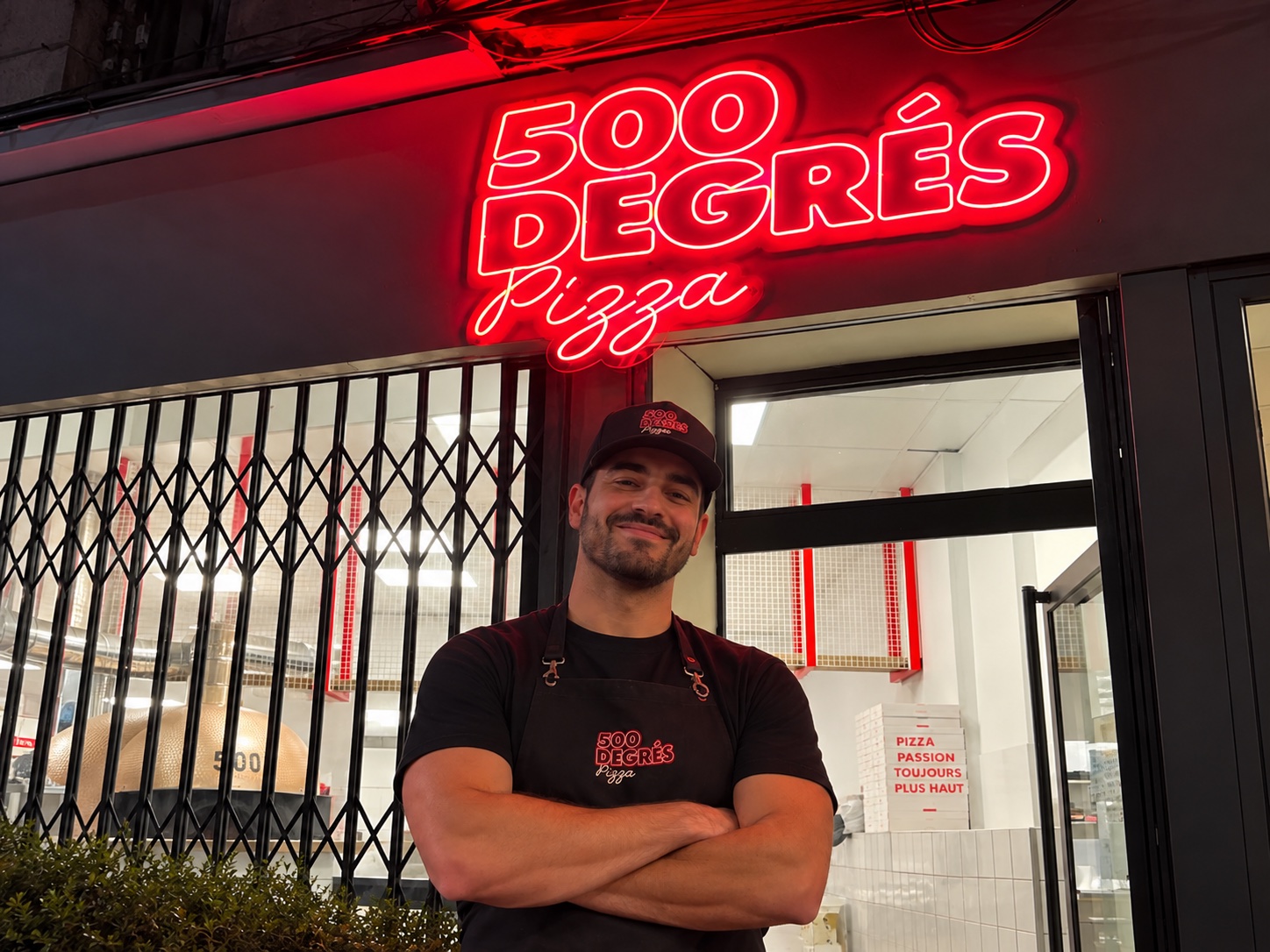 David devant l’enseigne 500 Degrés Pizza