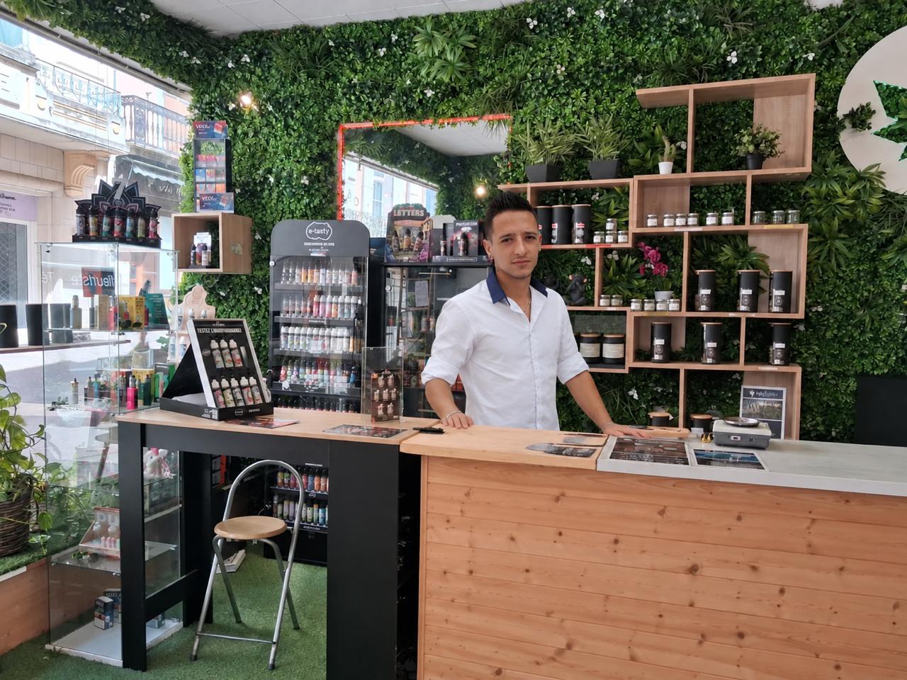 Joël derrière le comptoir de High Society