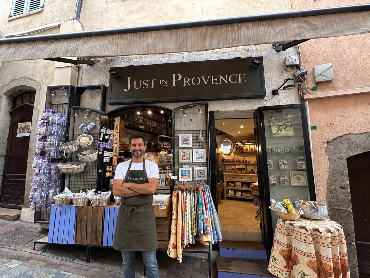 Serge devant la boutique Just in Provence